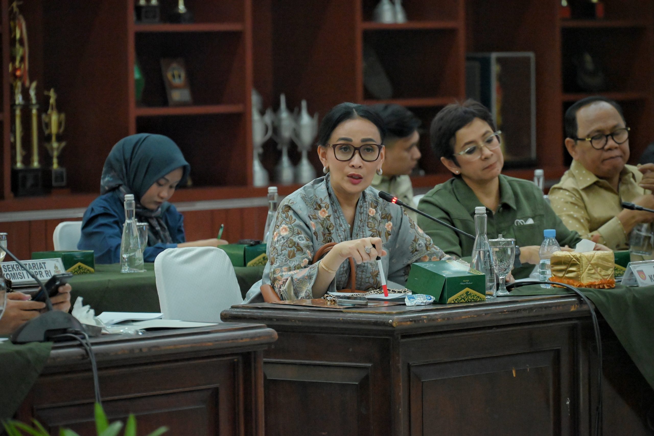 Anggota Komisi I DPR RI Amelia Anggraini menyampaikan sikap Indonesia terkait konflik Palestina–Israel dan Board of Peace di Gedung DPR RI