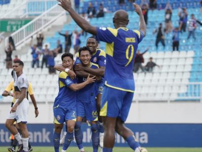 Pemain Arema FC saat menghadapi Persijap Jepara pada laga BRI Super League 2025/26 di Stadion Kanjuruhan