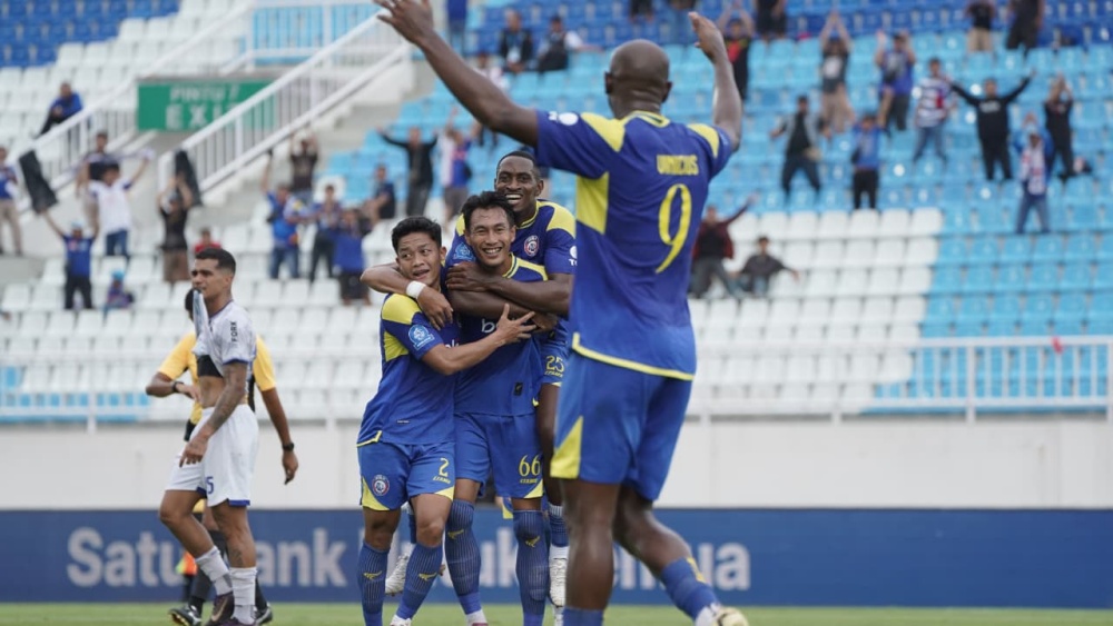 Pemain Arema FC saat menghadapi Persijap Jepara pada laga BRI Super League 2025/26 di Stadion Kanjuruhan