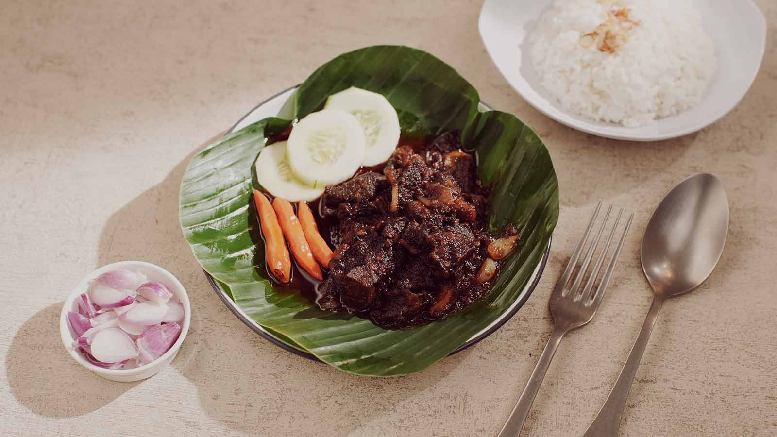 Sajian babat gongso khas Semarang dengan tekstur empuk dan bumbu kecap pekat di atas piring.