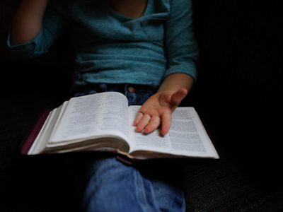 Ilustrasi seseorang membaca buku untuk kesehatan mental dan fokus