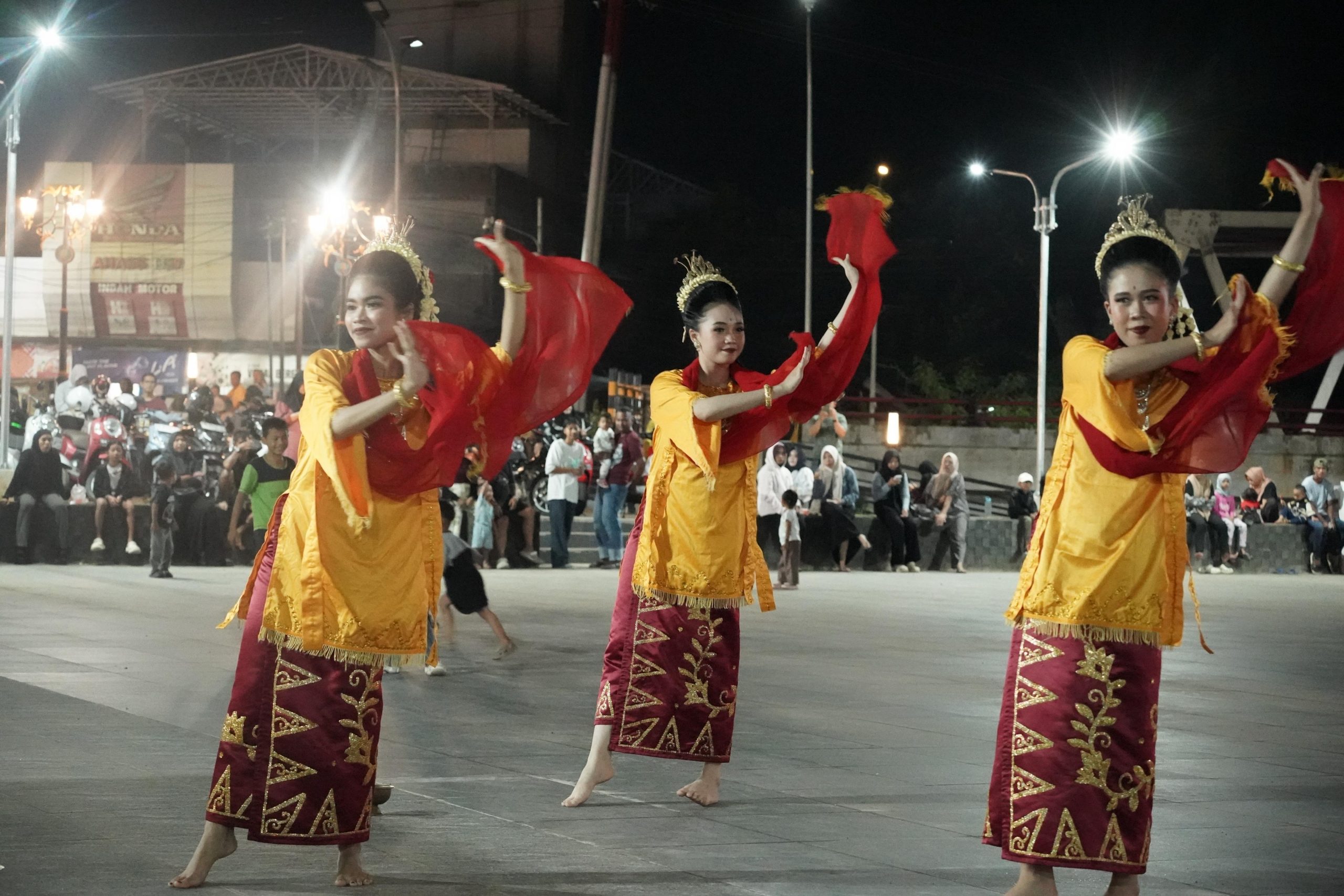 Penampilan komunitas tari dan musik dalam acara Bakawaan Gekrafs Balangan di Siring Kota Paringin.