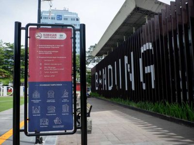 Tanda larangan merokok di area transportasi umum dan fasilitas publik di Kota Bandung sebagai bagian dari program KTR