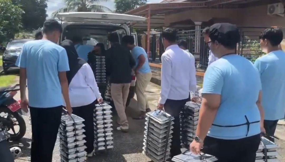 Petugas melakukan pemeriksaan kualitas paket makanan program Makan Bergizi Gratis untuk siswa sekolah di Kabupaten Batanghari/Foto: Media Center Batanghari