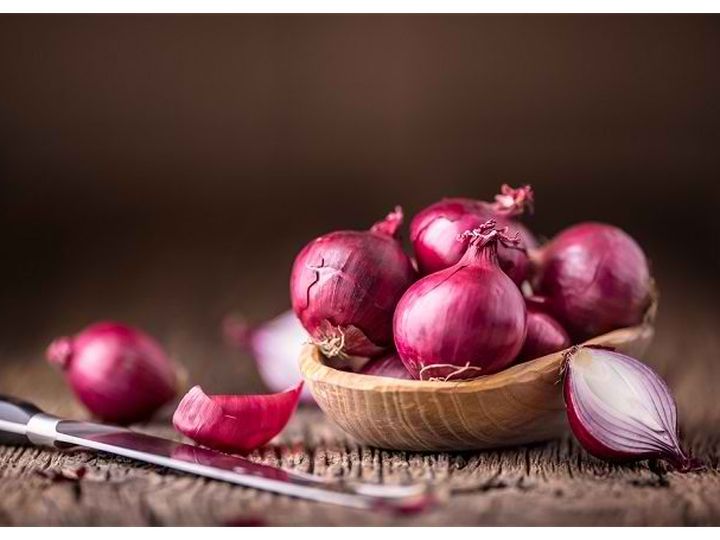 Tumpukan bawang merah segar di dapur yang kaya akan antioksidan dan nutrisi untuk kesehatan jantung
