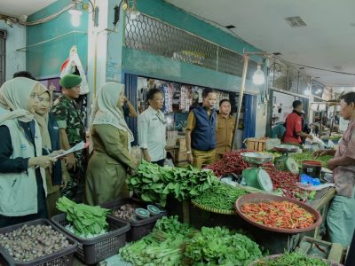 Tim Gabungan Kabupaten Bengkalis melakukan sidak stok bahan pokok di gudang distributor jelang Ramadan 2026