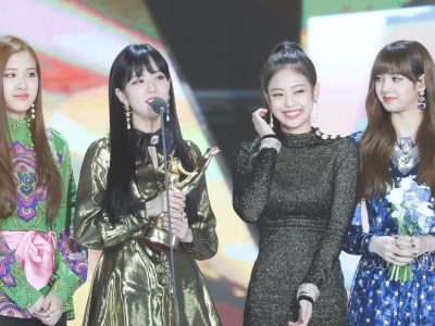 BLACKPINK tembus 100 juta subscriber YouTube dan jadi artis pertama raih capaian ini, menerima Red Diamond Creator Award