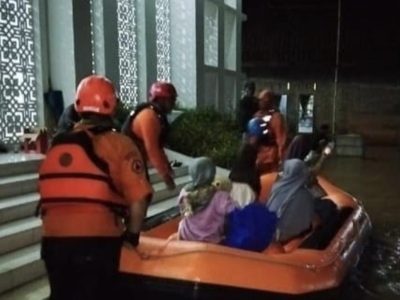Petugas BPBD Ciamis mengevakuasi warga lanjut usia menggunakan perahu karet saat banjir melanda Desa Bangunsari.