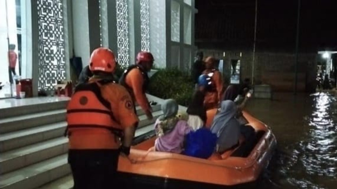 Petugas BPBD Ciamis mengevakuasi warga lanjut usia menggunakan perahu karet saat banjir melanda Desa Bangunsari.