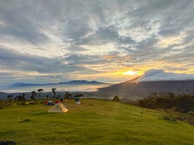 Di ketinggian 1.700 mdpl, Buffalo Hill Garut atau yang dikenal lokal sebagai Tegal Munding menawarkan pertunjukan alam yang tak setiap pagi bersedia dipentaskan