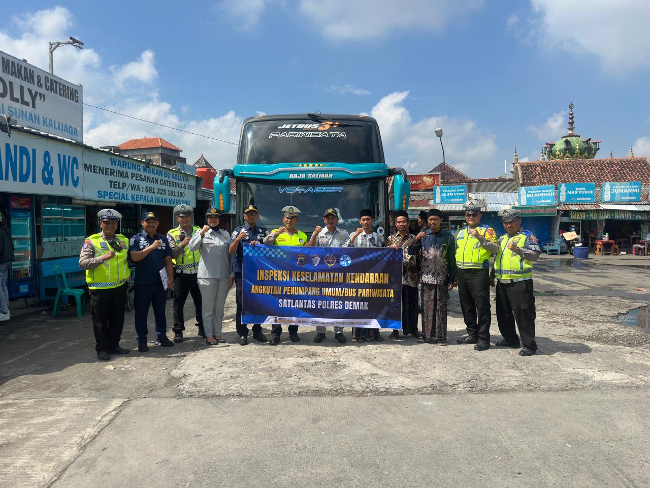 etugas Satlantas Polres Demak memeriksa kondisi ban dan sistem pengereman bus pariwisata di kawasan Kadilangu
