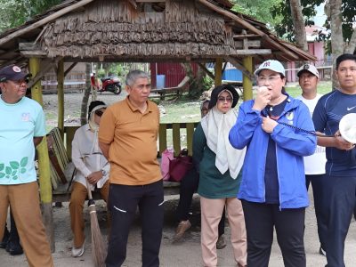 Bupati Donggala, Vera Elena bersama petugas dan warga membersihkan sampah di kawasan Pantai Bone Bula