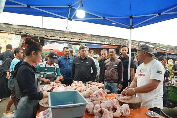 Bupati Garut Abdusy Syakur Amin berbincang dengan pedagang pasar mengenai ketersediaan beras dan cabai jelang Ramadan.
