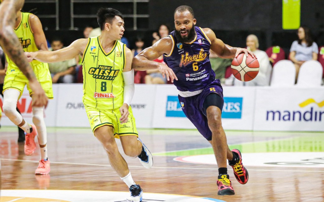 Aksi Jeantal Cylla dari Tangerang Hawks dipertandingan melawan Pacific Caesar Surabaya dalam lanjutan IBL 2026