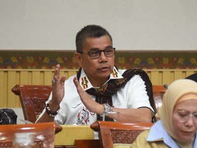 Anggota Komisi III DPR RI Hinca Pandjaitan saat Rapat Kerja dengan PPATK membahas tambang emas ilegal di Gedung DPR RI