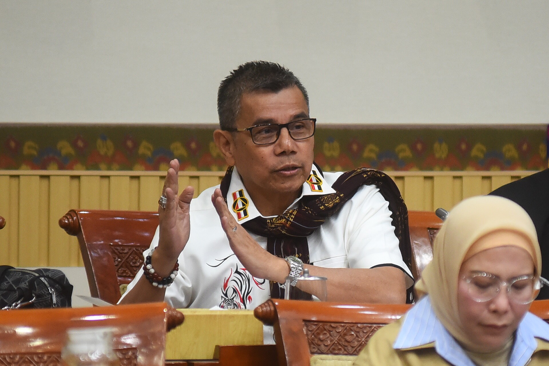 Anggota Komisi III DPR RI Hinca Pandjaitan saat Rapat Kerja dengan PPATK membahas tambang emas ilegal di Gedung DPR RI
