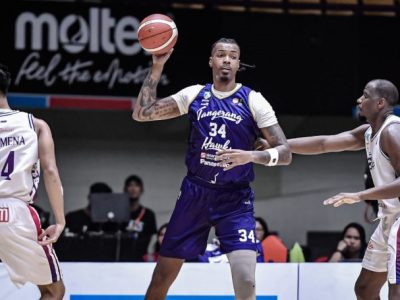 Pemain Tangerang Hawks Joao Franca melakukan dunk saat melawan RANS Simba Bogor di Indomilk Arena/Foto: IBL