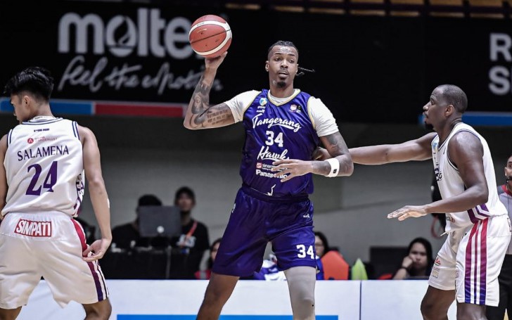 Pemain Tangerang Hawks Joao Franca melakukan dunk saat melawan RANS Simba Bogor di Indomilk Arena/Foto: IBL