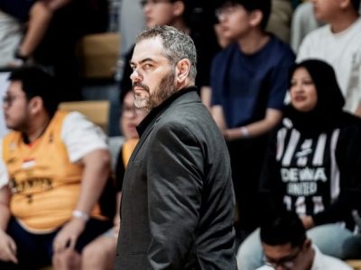 Pelatih Dewa United Banten Agusti Julbe Bosch tampak kecewa di pinggir lapangan saat timnya kalah dari Rajawali Medan