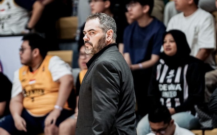 Pelatih Dewa United Banten Agusti Julbe Bosch tampak kecewa di pinggir lapangan saat timnya kalah dari Rajawali Medan