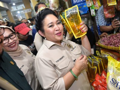Suasana peninjauan ketersediaan bahan pokok oleh Komisi IV DPR RI di Pasar Legi Surakarta menjelang bulan Ramadan.