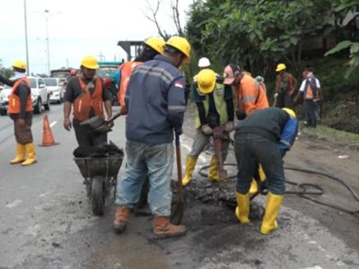 Tim BPJN Lampung melakukan penambalan lubang di ruas Jalan Lintas Sumatera menjelang arus mudik Lebaran 2026