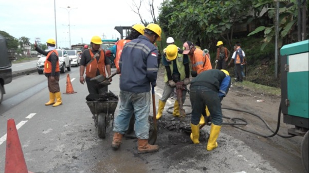 Tim BPJN Lampung melakukan penambalan lubang di ruas Jalan Lintas Sumatera menjelang arus mudik Lebaran 2026