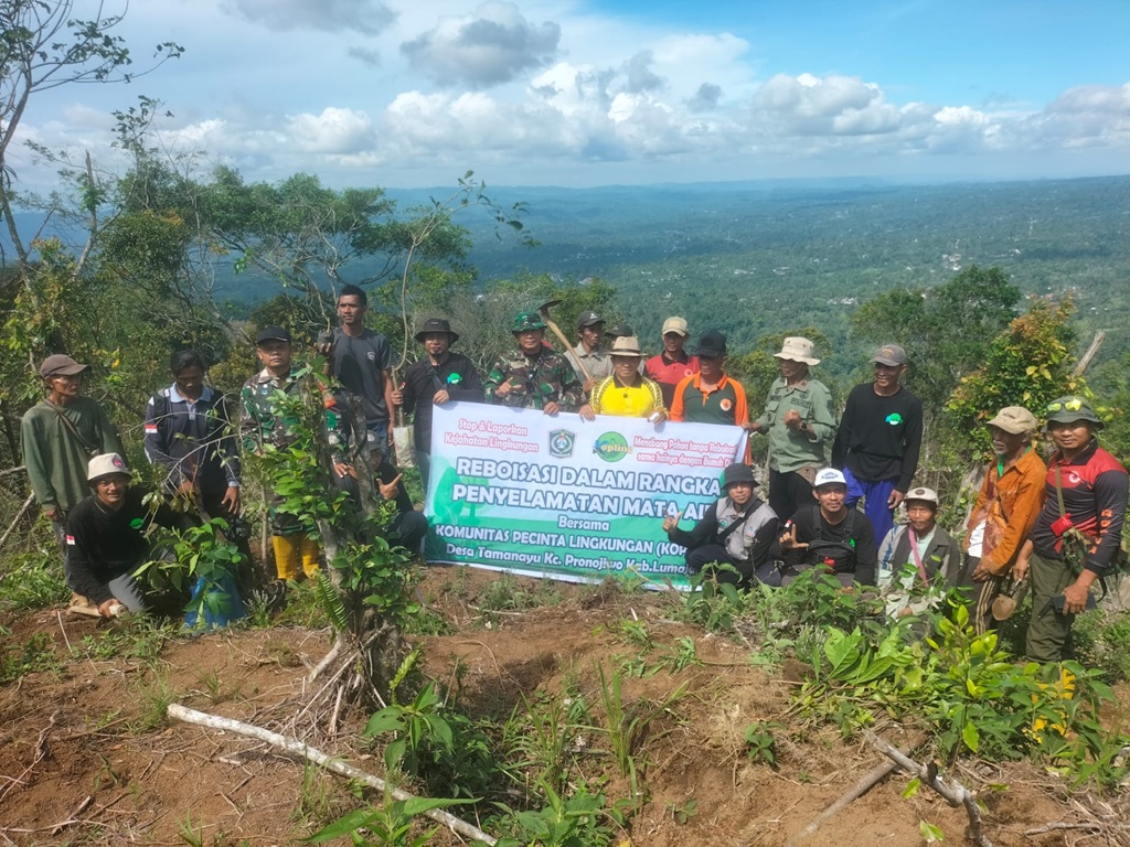 Penanaman 500 pohon beringin dan sukun di Puncak Sriti menjadi langkah taktis masyarakat Pronojiwo untuk atasi penurunan debit sumber air di Dusun Jagokereng