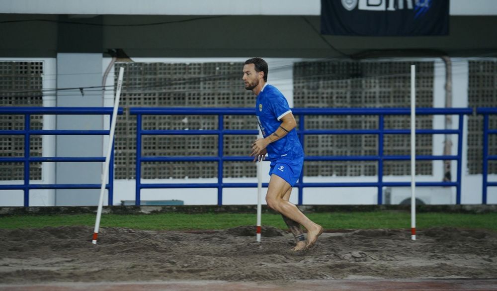 Gelandang Persib Marc Klok berlari kecil saat mengikuti sesi latihan tim di Stadion GBLA Bandung.
