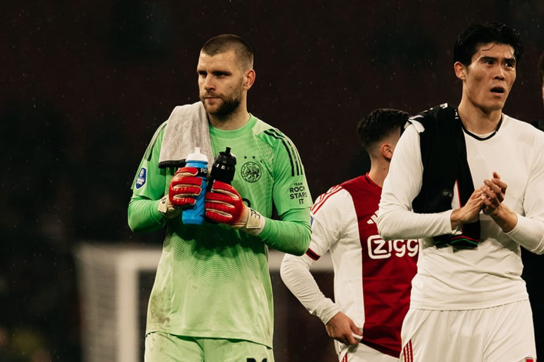 Kiper Timnas Indonesia Maarten Paes menjalani debut resminya bersama AFC Ajax pada pekan ke-24 Eredivisie 2025/26.