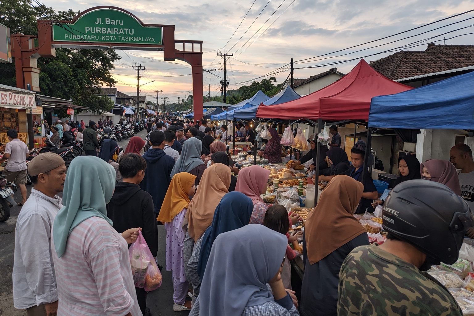 Suasana ramai warga berburu takjil di kawasan Jalan Baru Purbaratu Tasikmalaya saat sore hari menjelang buka puasa