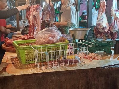 Wakil Wali Kota Palangka Raya Achmad Zaini bersama TPID melakukan pengecekan stok dan harga bahan pokok di pasar tradisional.