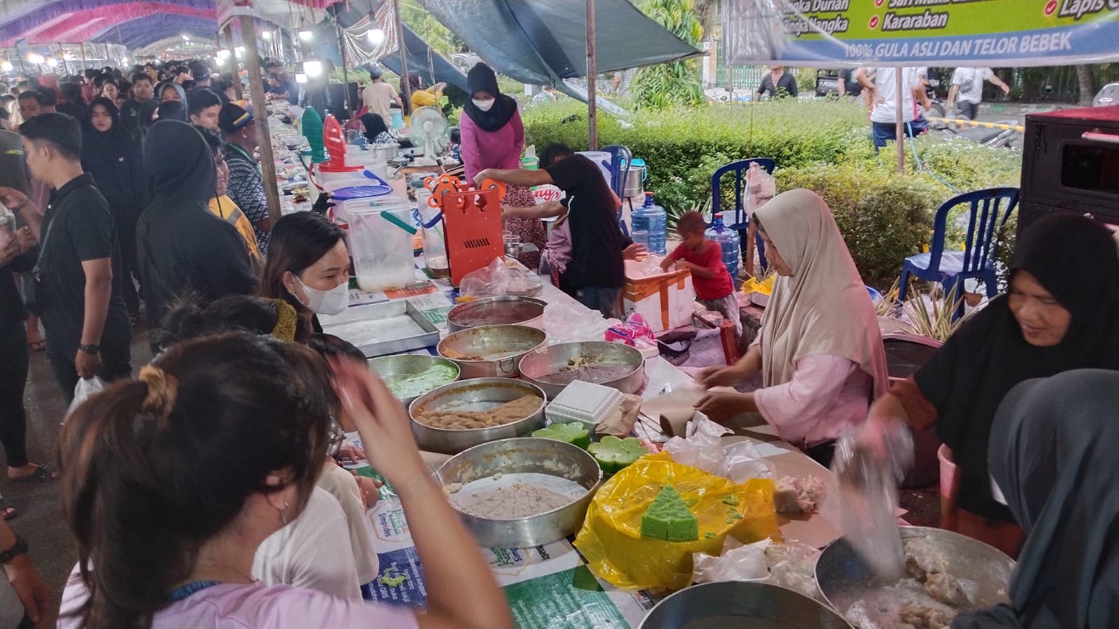 Deretan lapak pedagang takjil di salah satu lokasi Pasar Ramadan Kota Palangka Raya.