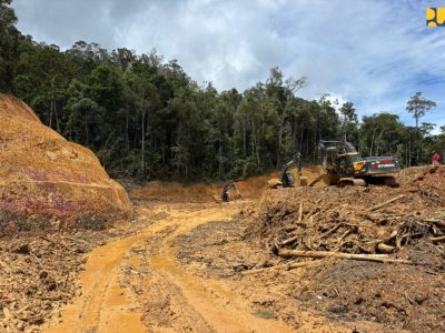 Alat berat bekerja membersihkan material tanah di jalur Trans Papua untuk memulihkan akses transportasi dan logistik masyarakat