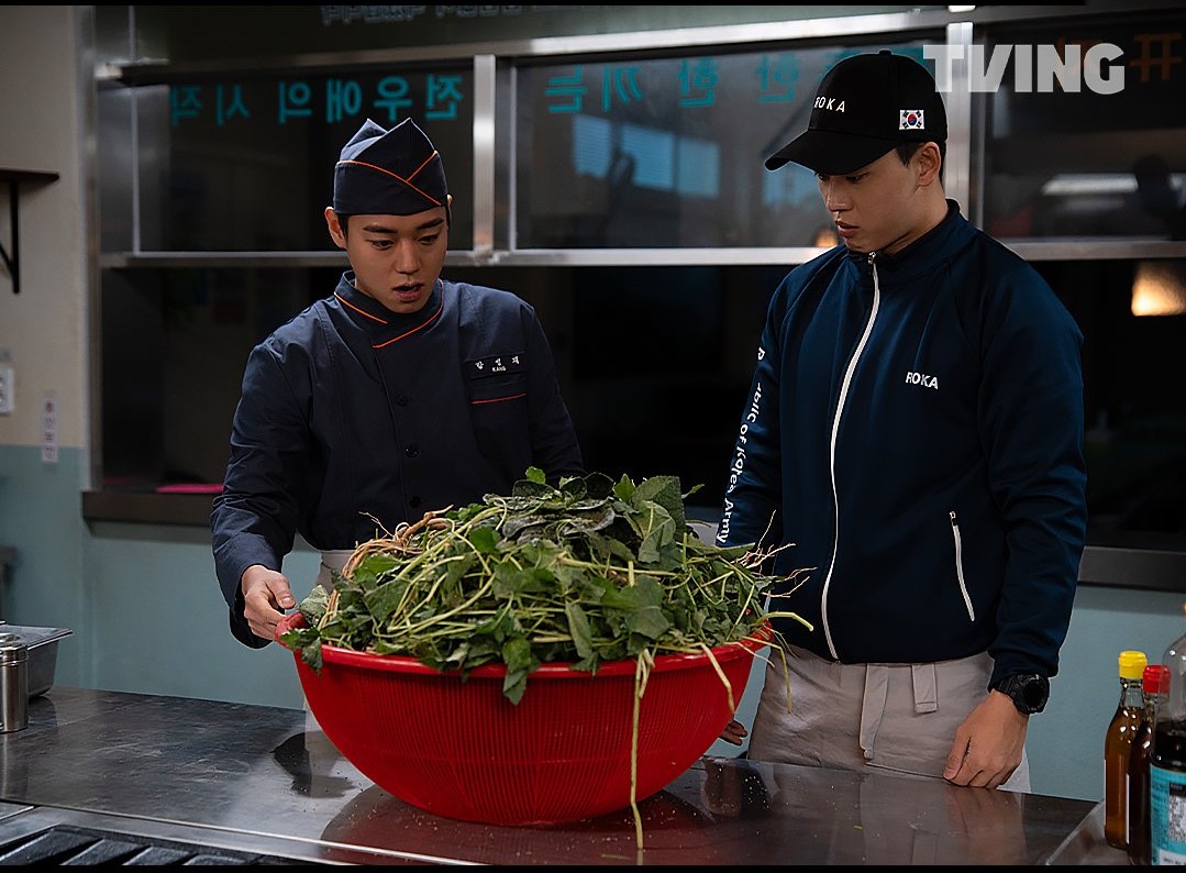 Aktor Park Ji Hoon saat memerankan karakter koki militer Kang Sung Jae dalam potongan gambar drama Korea terbaru The Legend of Kitchen Soldier.