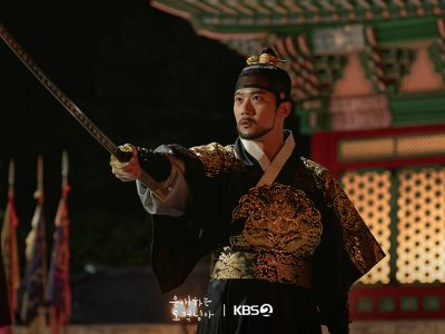 Moon Sang Min arahkan pedang ke lawan di To My Beloved Thief