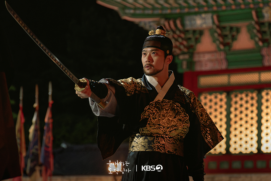 Moon Sang Min arahkan pedang ke lawan di To My Beloved Thief