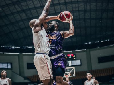 Pemain Pelita Jaya Jakarta mencoba melakukan tembakan tiga angka dalam pertandingan melawan Tangerang Hawks/Foto: IBL