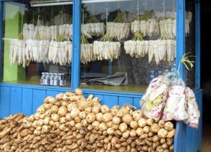 Peuyeum atau tape singkong khas Bandung yang dijajakan di pinggir jalan dalam bentuk utuh tidak dipotong/Foto: Indonesia Kaya
