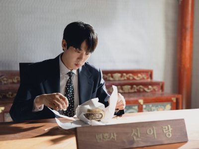 Aktor Yoo Yeon Seok berperan sebagai Shin I Rang dalam cuplikan drama Korea Phantom Lawyer.