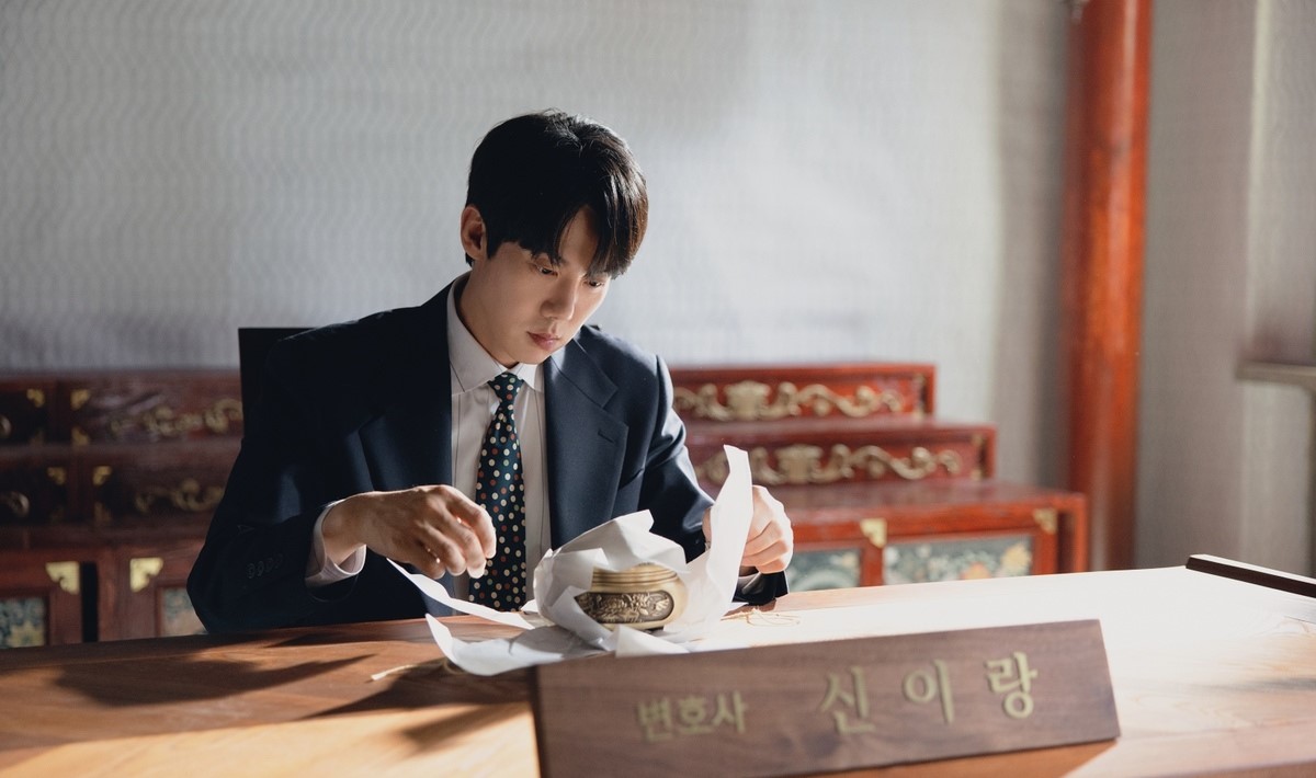 Aktor Yoo Yeon Seok berperan sebagai Shin I Rang dalam cuplikan drama Korea Phantom Lawyer.