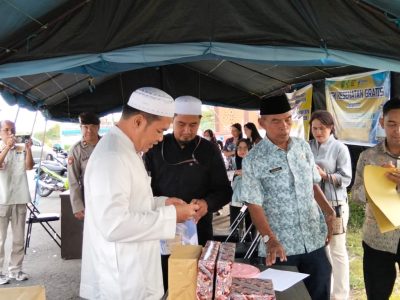 Bupati Pulang Pisau, Ahmad Rifa’i (baju putih) bersama Wakil Bupati, Ahmad Jayadikarta (kiri) melaksanakan pengundian doorprize Pasar Ramadan 1447 Hijriah/2026 Masehi yang digelar di halaman Masjid Agung Ar Raudhah, Kamis (26/02/2026) dalam rangkain Pasar Ramadan/Foto: Media Center Pulau Pisau