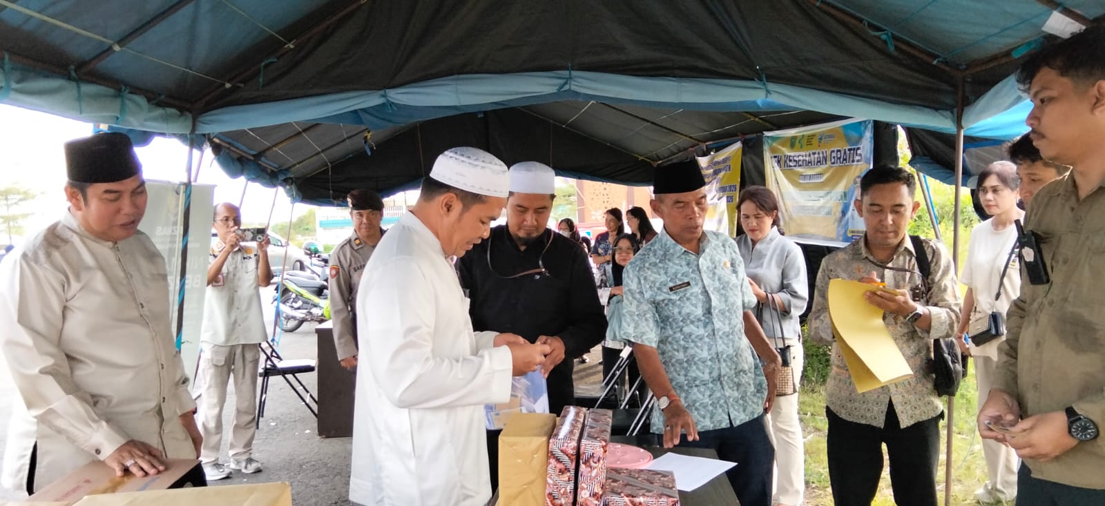Bupati Pulang Pisau, Ahmad Rifa’i (baju putih) bersama Wakil Bupati, Ahmad Jayadikarta (kiri) melaksanakan pengundian doorprize Pasar Ramadan 1447 Hijriah/2026 Masehi yang digelar di halaman Masjid Agung Ar Raudhah, Kamis (26/02/2026) dalam rangkain Pasar Ramadan/Foto: Media Center Pulau Pisau