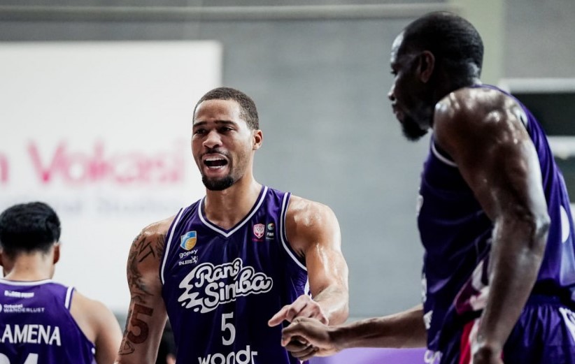 Pemain RANS Simba Bogor usai melakukan tembakan tiga angka saat menang 99-70 atas Rajawali Medan di Gymnasium SV IPB