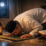 Ilustrasi seorang lelaki muslim sedang melaksanakan sholat tahajud di spertiga malam