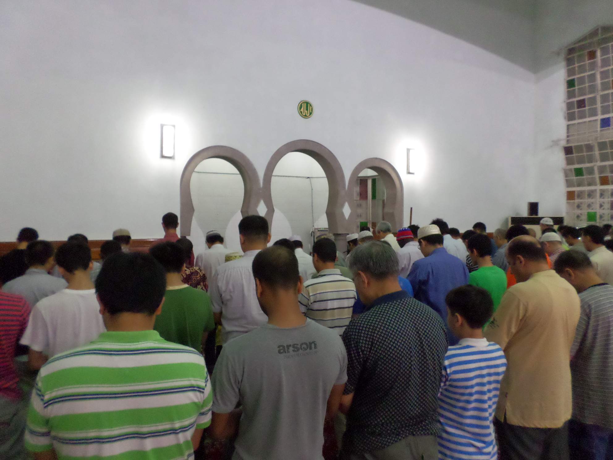 Ilustrasi suasana mesjid yang penuh dengan Umat Islam melaksanakan sholat tarawih berjamaah di masjid