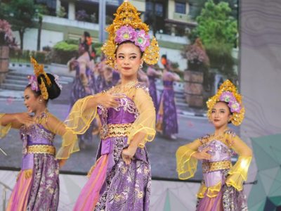 Penari Tari Bentang Gemilang dengan kostum ungu dan emas menari di atas panggung pada acara Pentas Budaya di Alun-alun Pancaniti KP3B, Banten