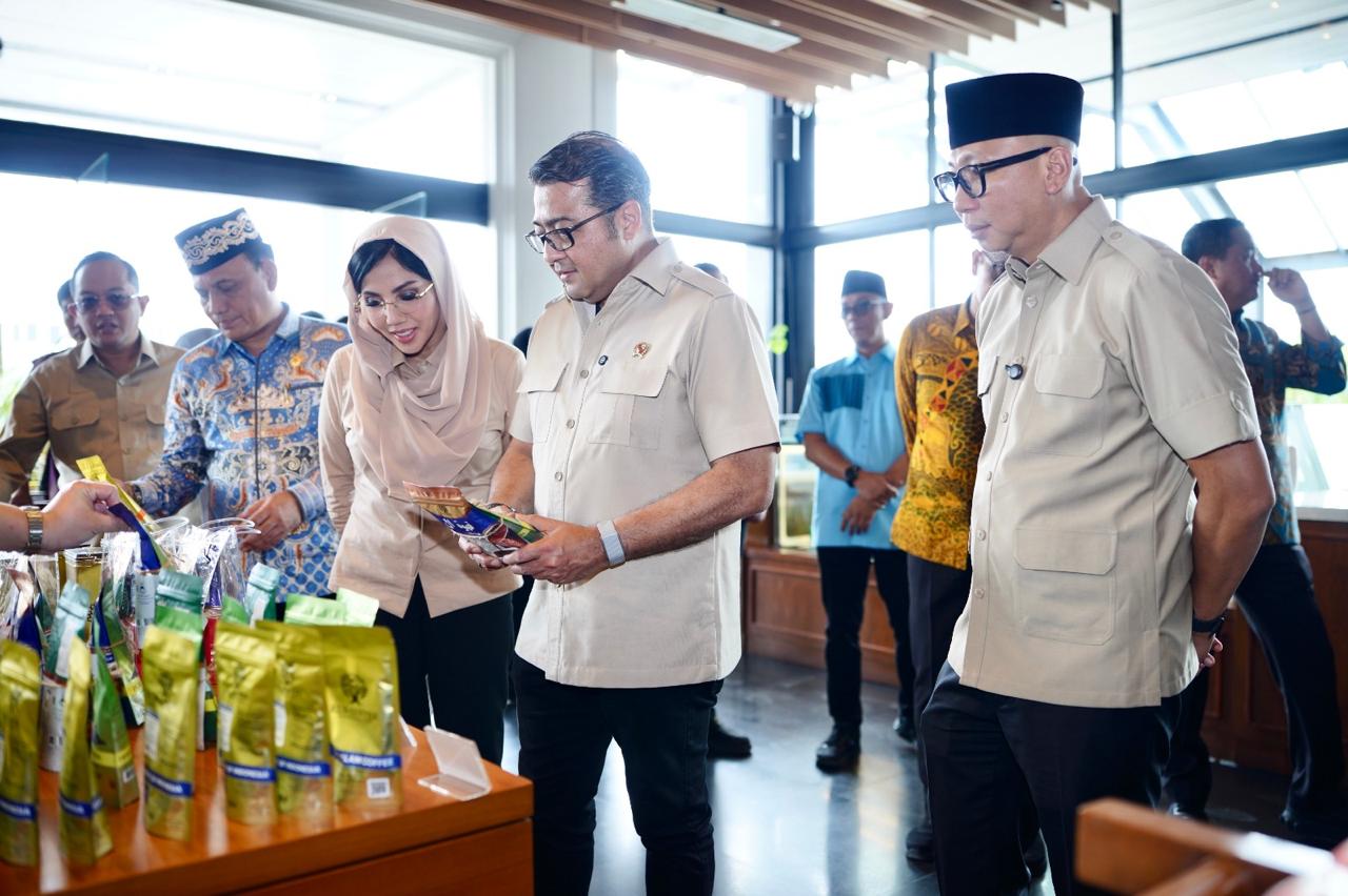Menteri Ekonomi Kreatif Teuku Riefky Harsya