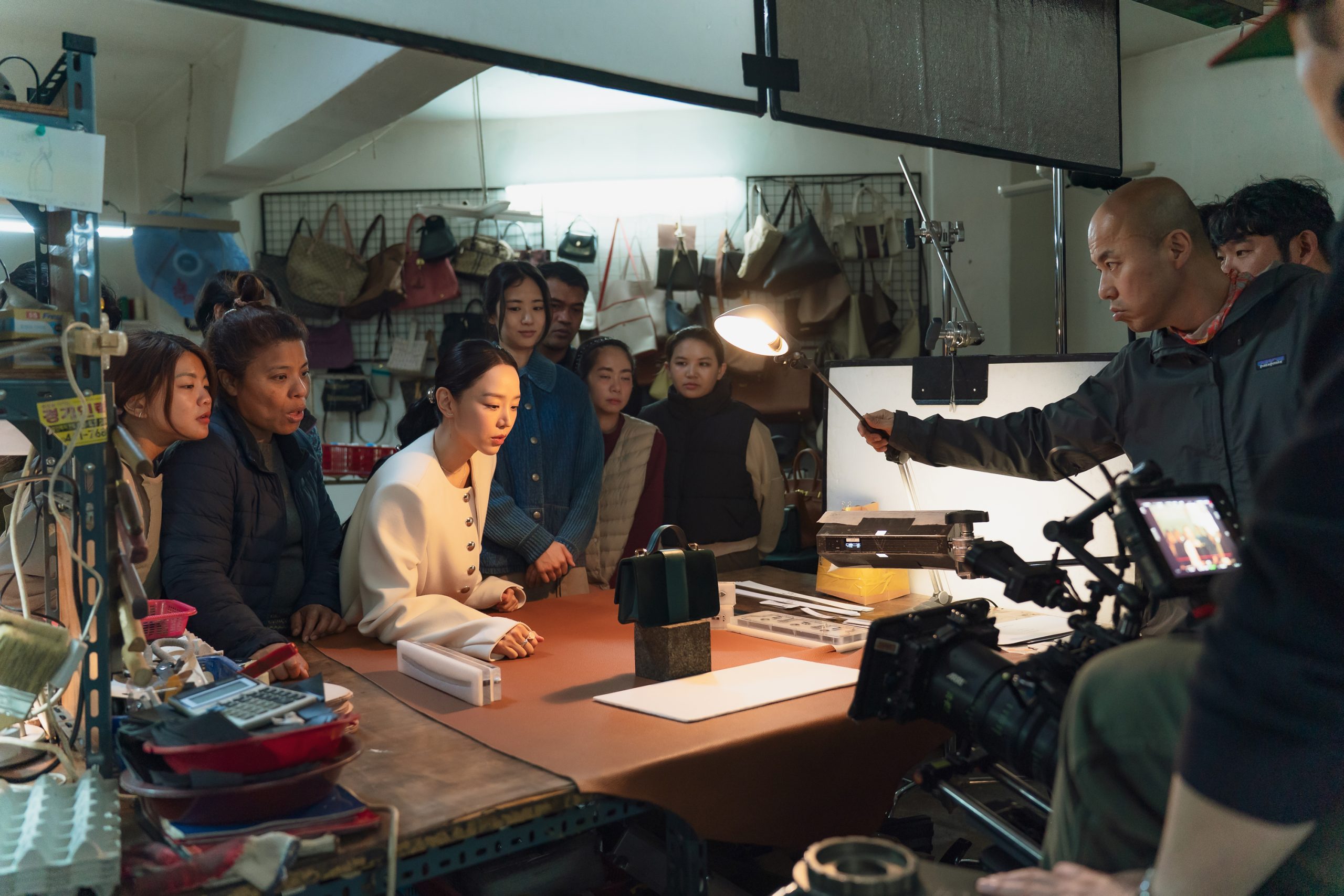 Shin Hae Sun dan Lee Jun Hyuk berdiskusi dengan sutradara Kim Jin Min di lokasi syuting serial The Art of Sarah