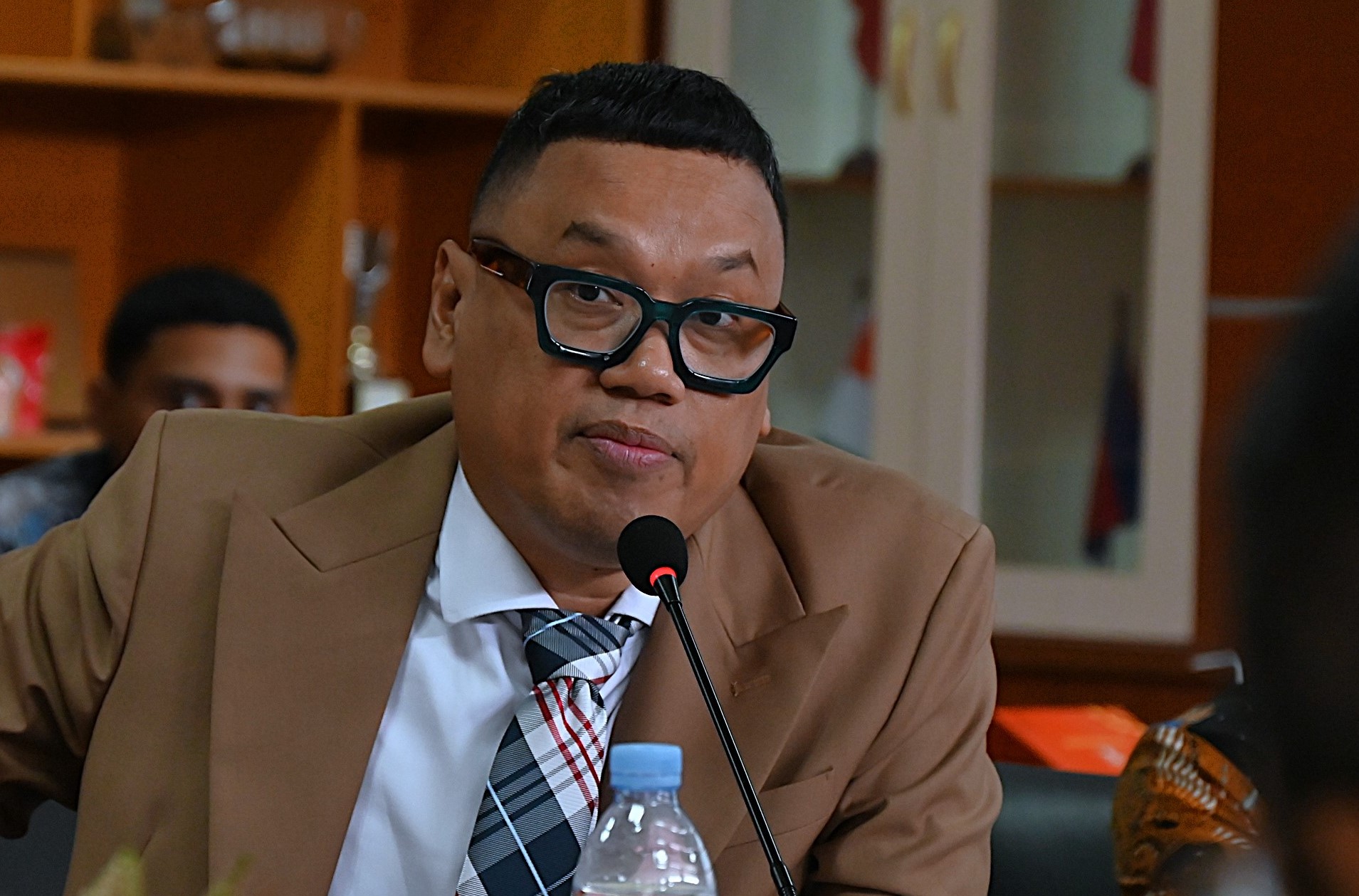 Anggota BKSAP DPR RI Surya Utama saat berbicara mengenai perlindungan WNI korban TPPO dalam kegiatan diseminasi diplomasi parlemen.